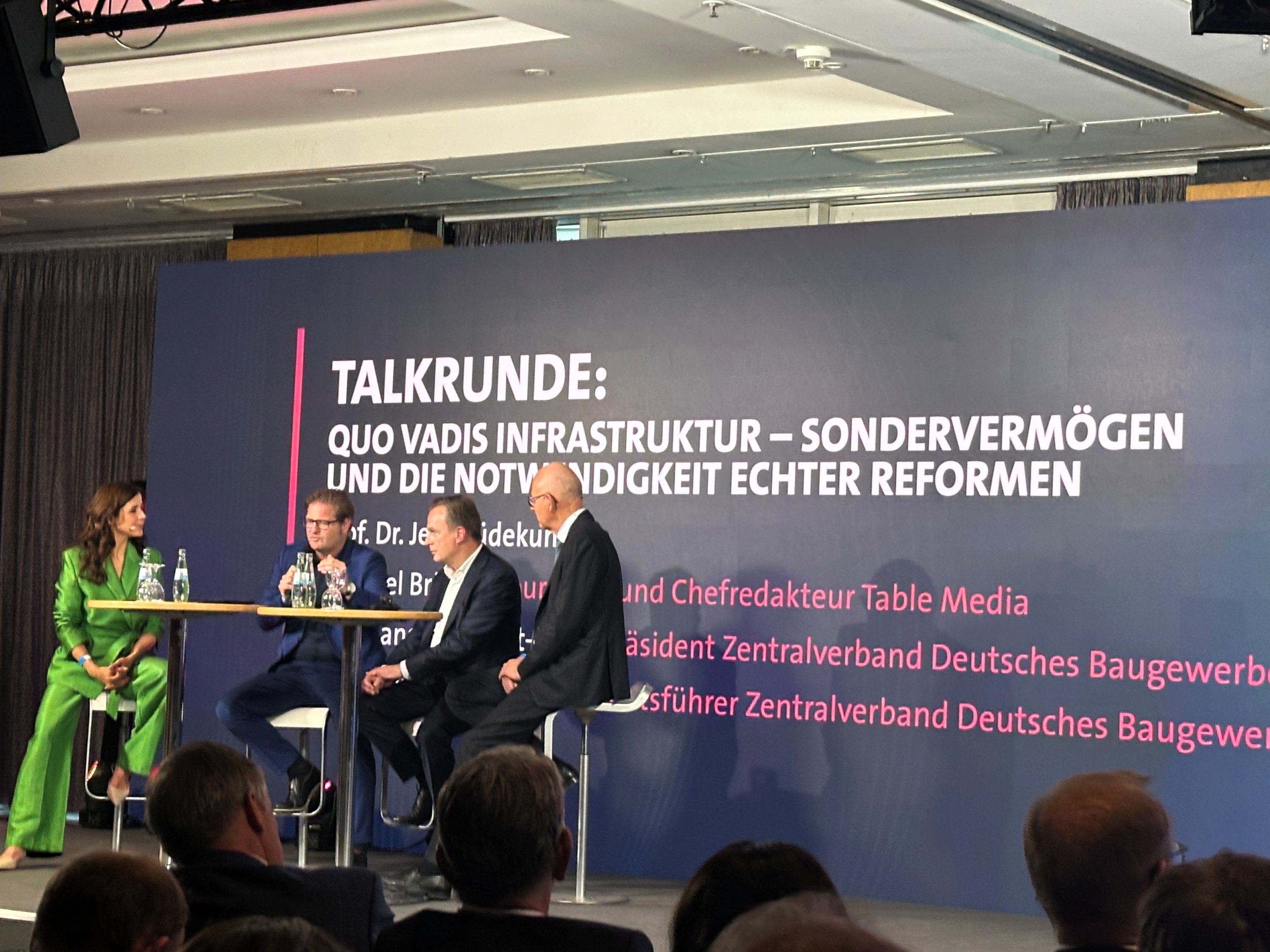 Talkrunde moderiert von Eva-Maria Lemke mit Michael Bröcker, Table.Media, Prof. Dr. Jens Südekum und Wolfgang Schubert-Raab, Präsident ZDB | BERLINboxx